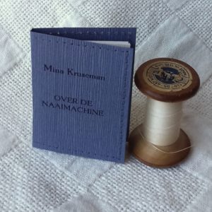 Mina Kruseman over de naaimachine