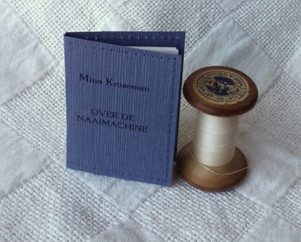 Mina Kruseman over de naaimachine